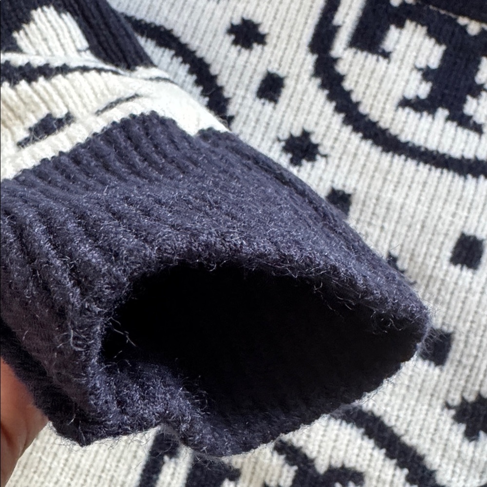 Very beautiful Navy and White Patterned Sweater like new !! - Picture 9 of 10